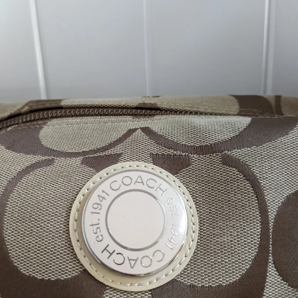 Coach Signature Hand bag - Picture 2 of 16